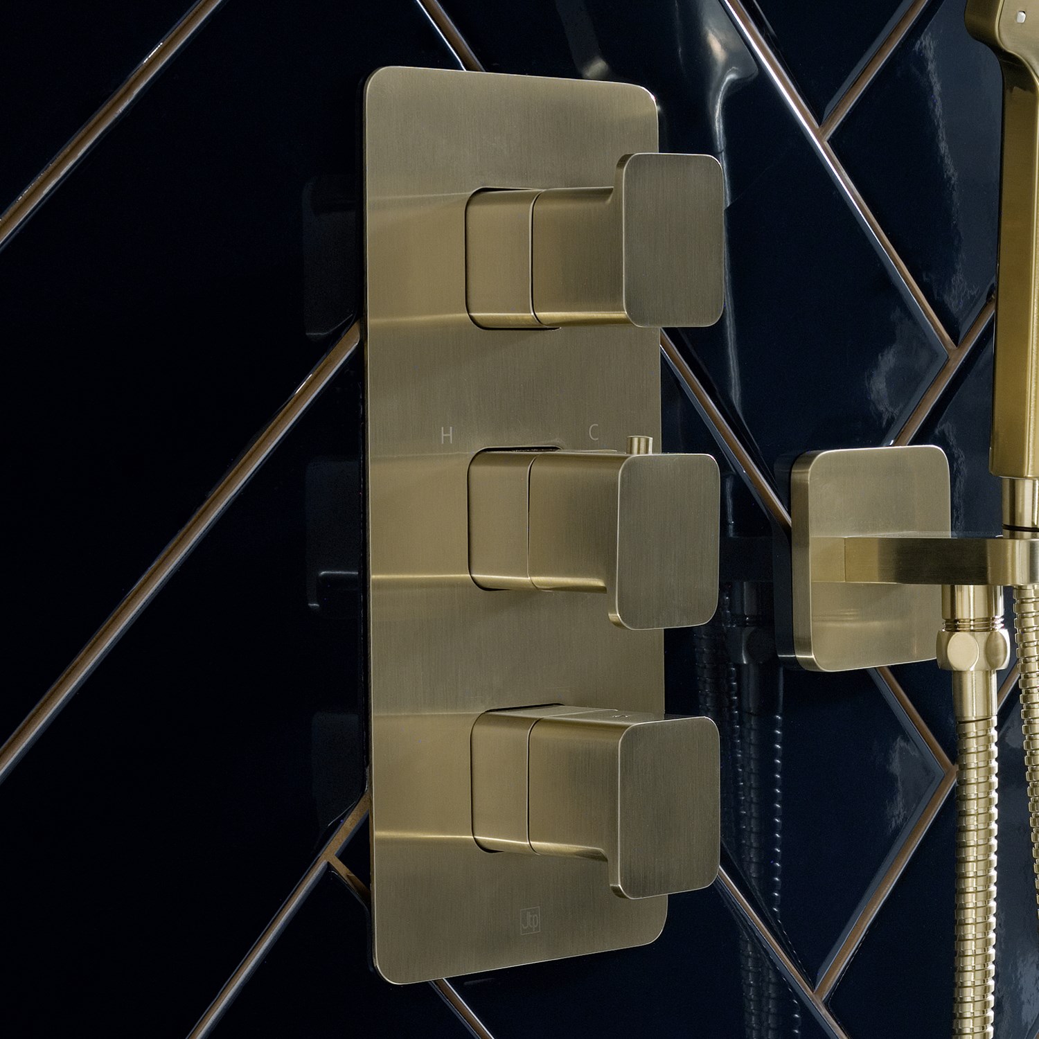 HIX 3 Handle 2 Outlet Concealed Thermostatic Vertical Shower Valve